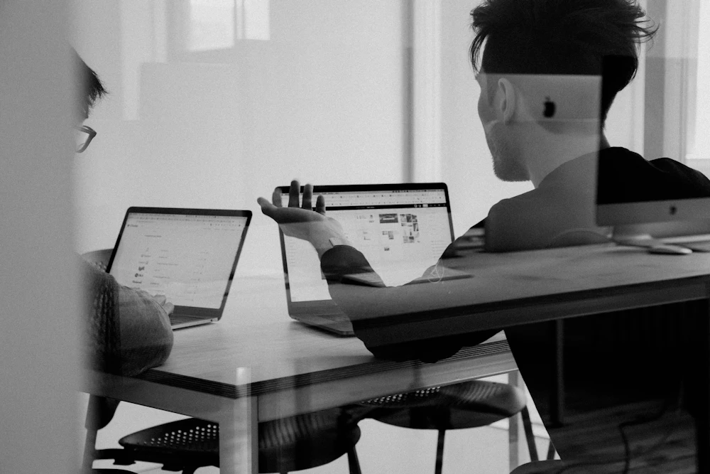 Un rendez-vous client autour d'une table de travail