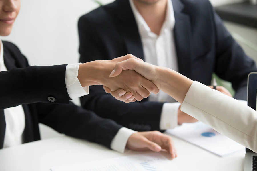 Un conseiller reçoit un client dans son bureau