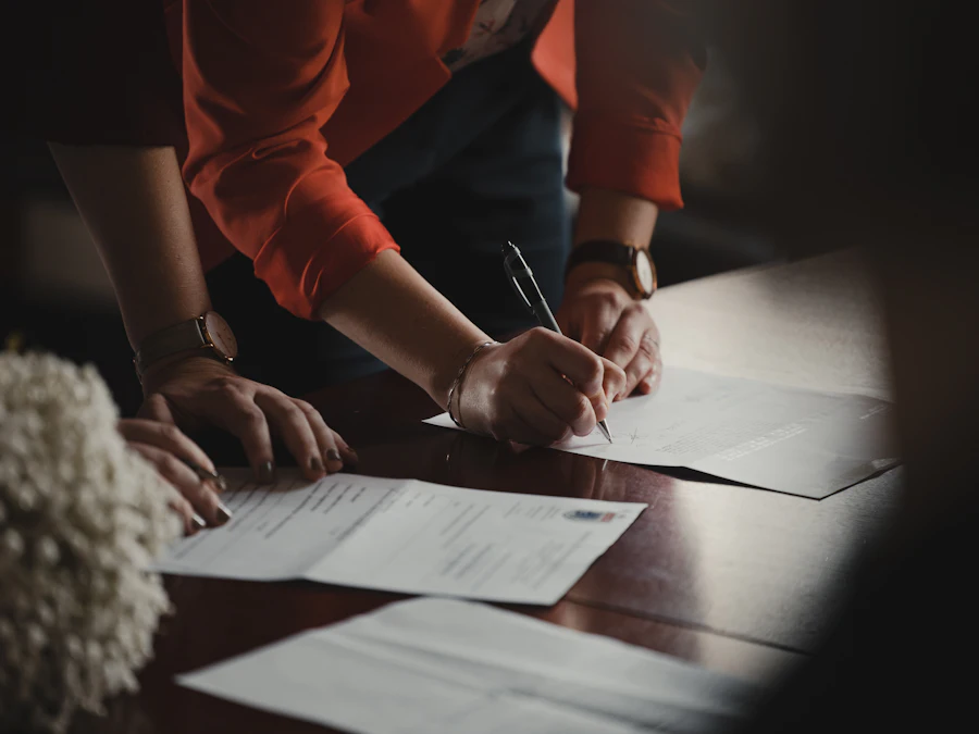 Une équipe travaille autour de documents