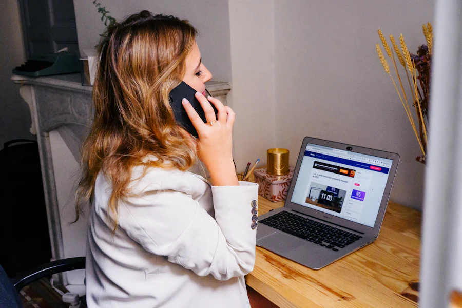 Une personne répond au téléphone dans un bureau