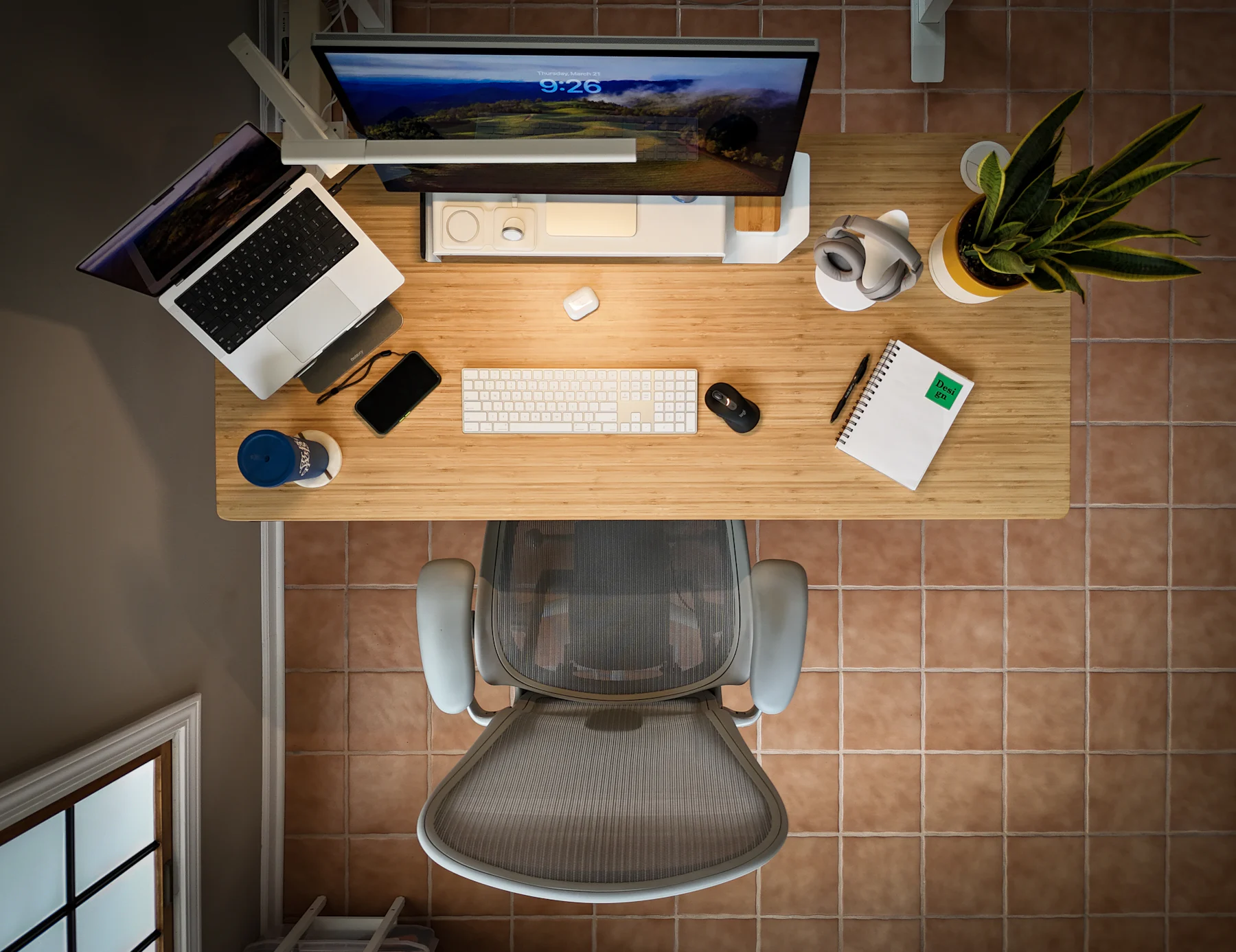 Un bureau de travail vu de dessus